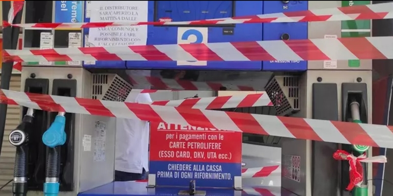 Calabria, è corsa al carburante. Lunghe code ai distributori e paura di restare a secco