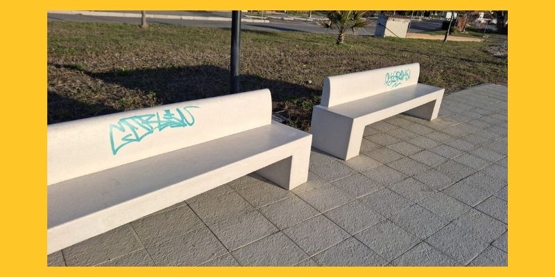 Atto di inciviltà sul lungomare: danneggiati arredi pubblici