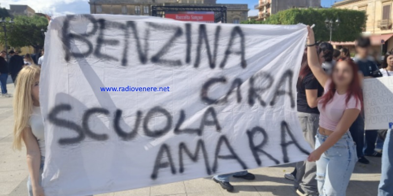 https://www.radiovenere.net:443/UserFiles/Articoli/1ARTICOLI-NUOVA/LOCRI/protestestudenti