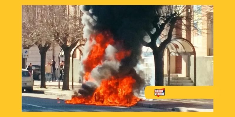 Siderno: auto elettrica in fiamme vicino al palazzo comunale