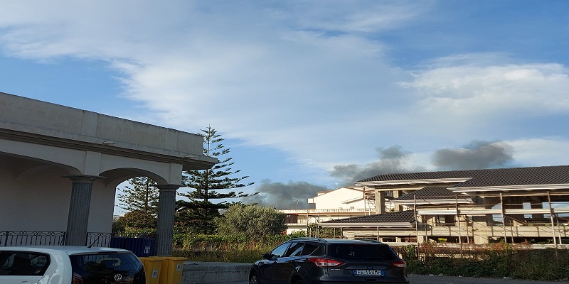 Fiamme nell'impianto di conferimento rifiuti di Siderno