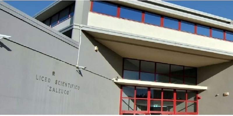 Locri,Liceo Zaleuco: colloquio genitori docenti degenera fino ad arrivare alla rissa, docente colpito con un pugno dal genitore di uno studente.