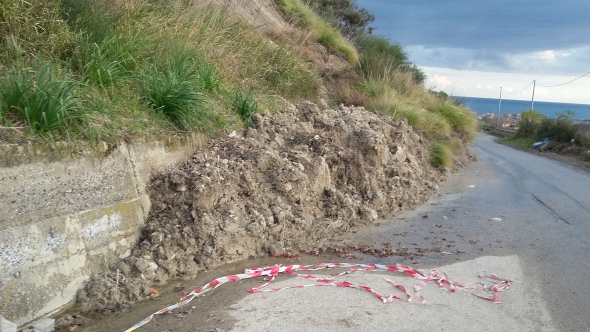 https://www.radiovenere.net:443/UserFiles/Articoli/comuni/frana-sp2-vicino-alla-strada-del-cimitero