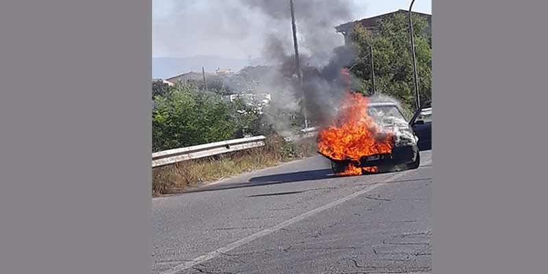 Ardore, automobile prende fuoco sulla SS 106, Finanziere evita il peggio