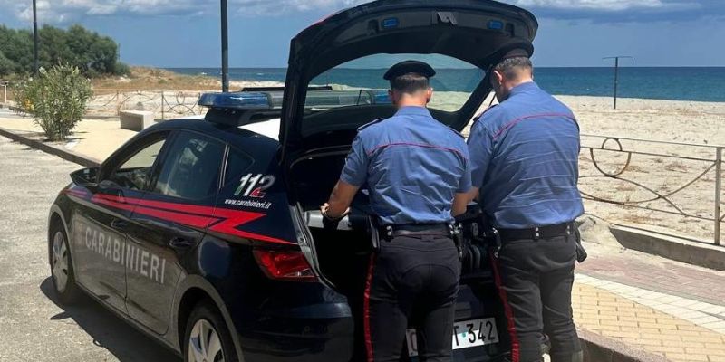 LOCRI (RC): LIDO ABUSIVO, LAVORATORI IN NERO E VIOLAZIONI IGIENICO- SANITARIE, MA L'AMMINISTRAZIONE SMENTISCE LA CHIUSURA.