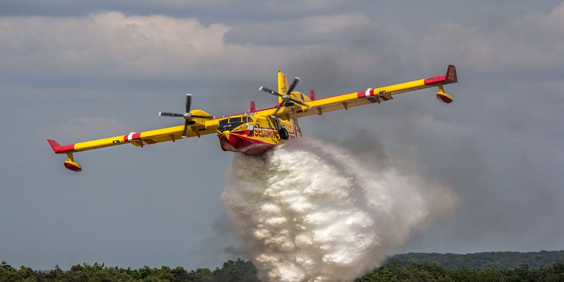 Sicilia e Calabria bruciano, costo canadair: 15mila euro l’ora. Ecco chi ci guadagna