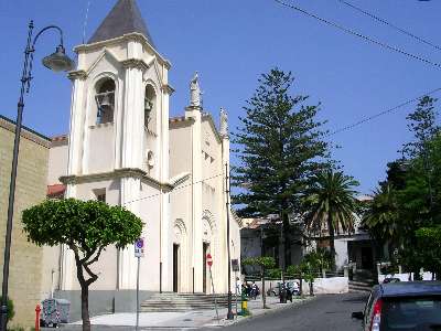 Roccella J. 53enne entra in chiesa e danneggia una statua, arrestato.