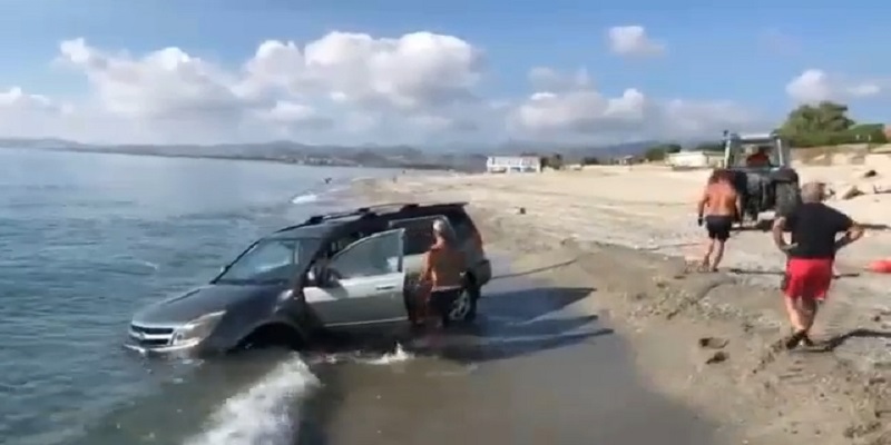 Bovalino, disavventura a pescatore del luogo, va a pescare ma pesca la sua macchina