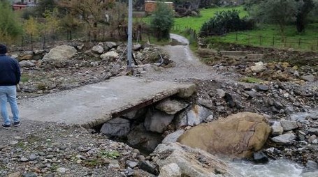 Plati', cede ponticello, isolate 35 persone