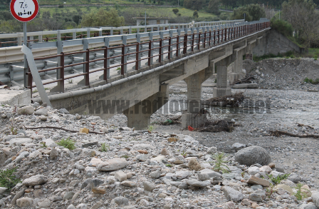 I cittadini di Natile sono pronti a restituire le schede elettorali se il ponte sul "Careri" non sarà messo in sicurezza