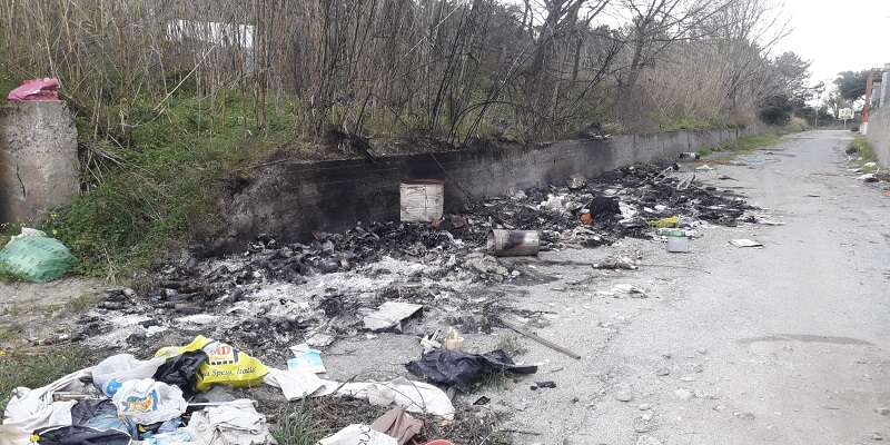 Bovalino, tornano a bruciare le discariche abusive  frutto di inciviltà e menefreghismo