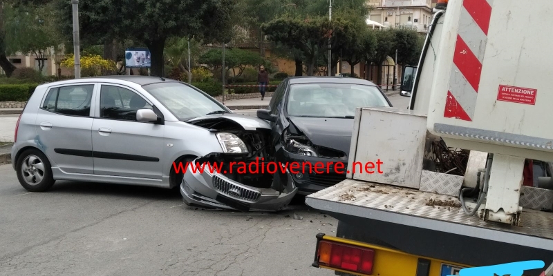 Locri, incidente stradale in pieno centro