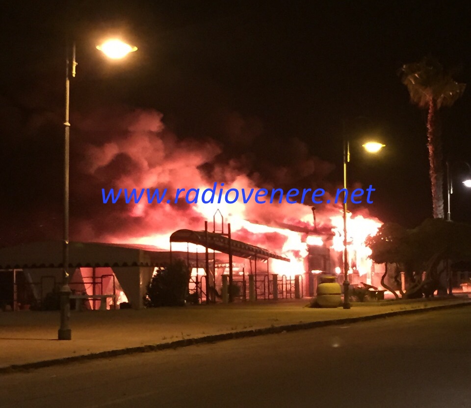 Notte di fuoco ad Ardore. Stabilimento in fiamme