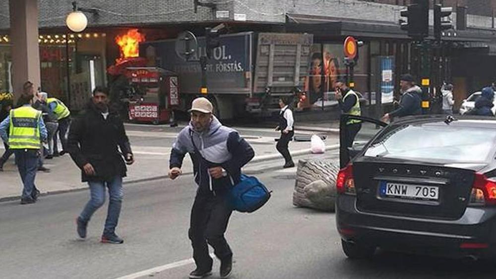 Stoccolma, camion contro la folla. Ci sono morti e feriti. Le autorità: “E’ un attentato”. Media svedesi: “Arrestata una persona”
