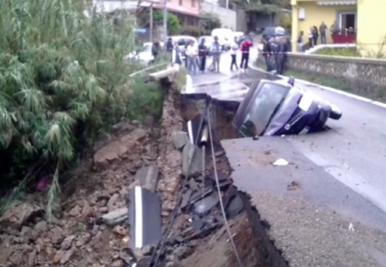 Nel Cosentino, frana strada, due auto finiscono nella buca.