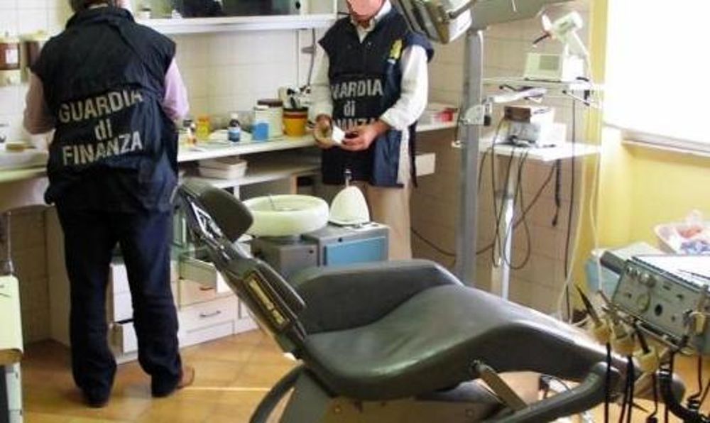 Esercitava la professione di dentista senza autorizzazione, denunciato