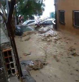 Pioggia e grandine sulla costa ionica Catanzarese  Un nubifragio travolge le auto in strada a Stalettì