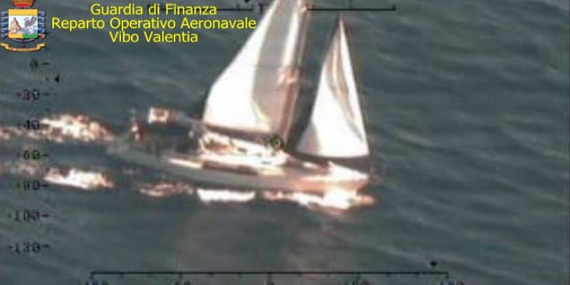 Intercettata a largo di Roccella j. una imbarcazione con a bordo 77 migranti