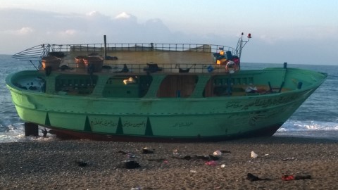 Sbarco di Pasqua, il peschereccio e' stato rimorchiato nel porto di Roccella.