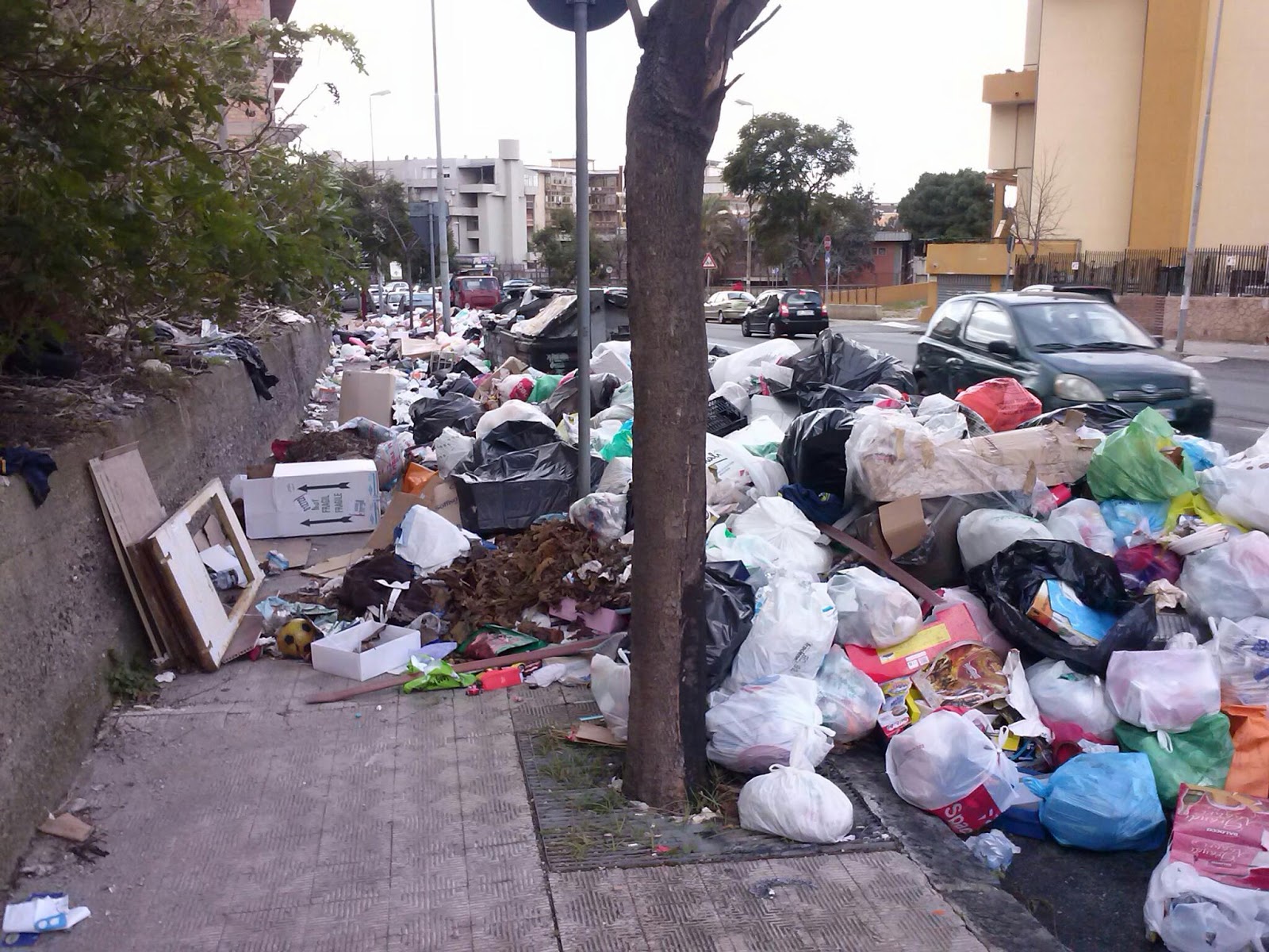 Emergenza rifiuti a Reggio: in alcune vie della città è emergenza sanitaria. Cittadini in strada contro il Comune 