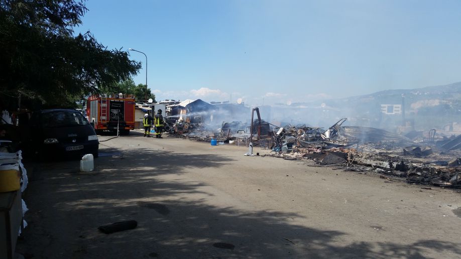 Rogo al campo Rom - Il fuoco distrugge la baraccopoli di Cosenza