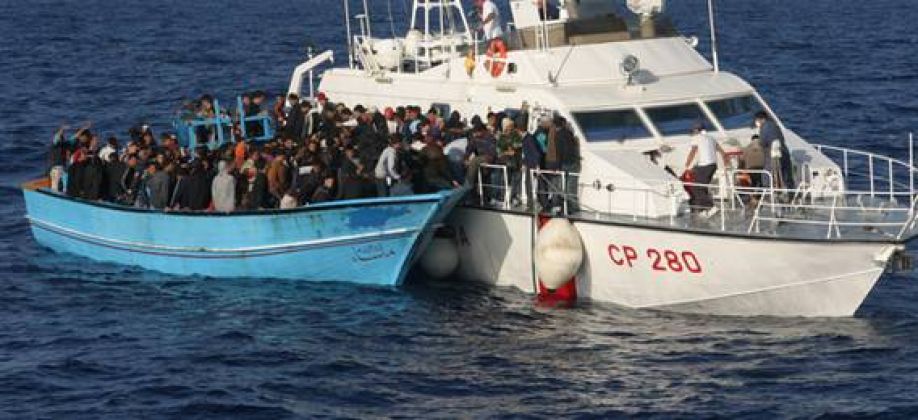 Mercantile alla deriva con 400 migranti al largo di Crotone