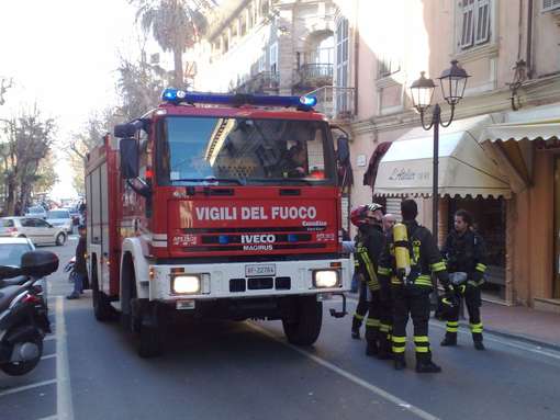 Caulonia,incendio devasta abitazione di extracomunitari, irreperibile l'uomo che vi abitava.