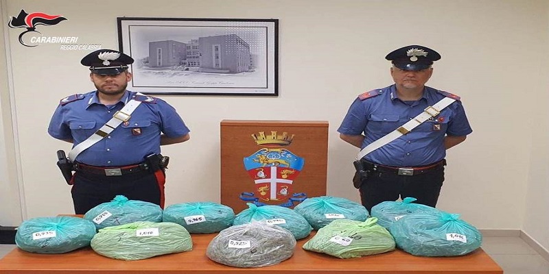 Ardore, sorpreso in auto con 10 kg di marijuana, arrestato