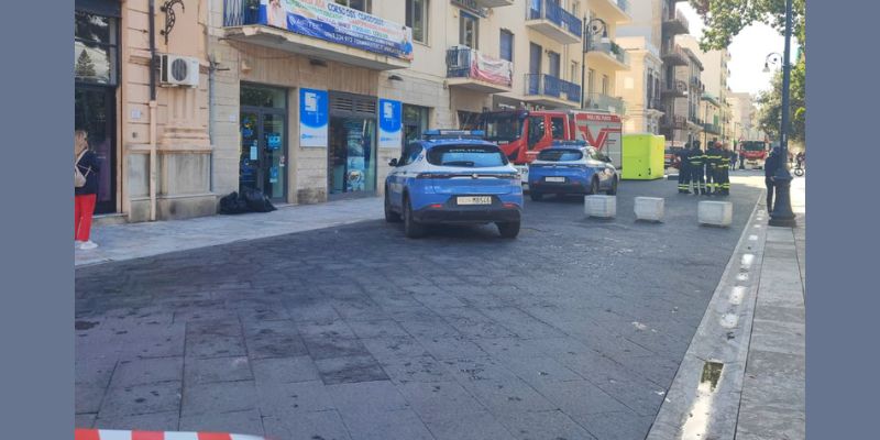 Donna minaccia di lanciarsi dal quarto piano. Salvata dalla Polizia di Stato