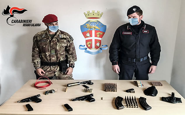 Ciminà: Carabinieri ritrovano arsenale di armi occultato in un terreno demaniale