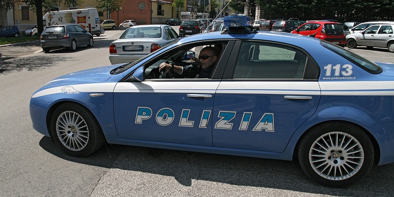 Polizia di Stato: Le Volanti di Siderno salvano  un 66enne ristretto ai domiciliari che voleva suicidarsi lanciandosi dal balcone. 