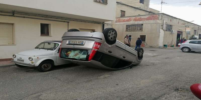 Bovalino: rocambolesco incidente  senza gravi conseguenze in pieno centro