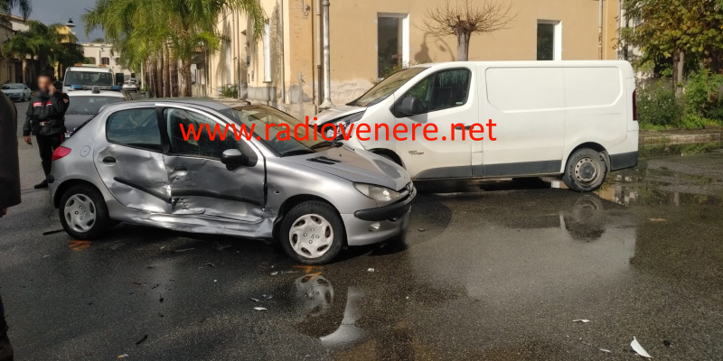 Locri. Incidente stradale in centro