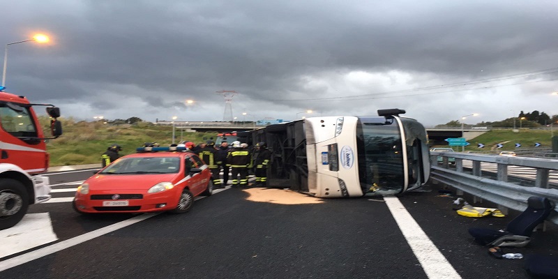 Villa S.G.: Pullman diretto in Sicilia si ribalta allo svincolo autostradale.  15 i feriti, 2 donne in gravi condizioni