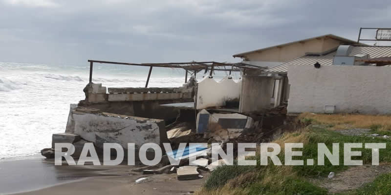 Maltempo: Bovalino, la mareggiata provoca seri danni al lungomare (nuovi crolli,le foto)