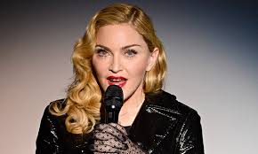 Madonna a Stoccolma canta “Like a Prayer” per le vittime di Parigi