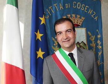 Cosenza - Il Sindaco Occhiuto non arretra sulle multe a chi butta la spazzatura nei bidoni