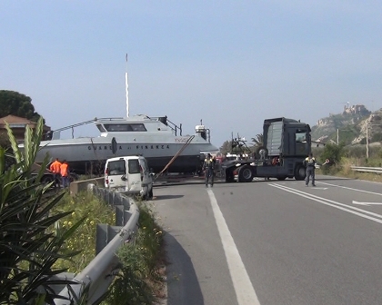 Roccella J,motrice e rimorchio della GdiF incastrati sui binari,traffico ferroviario bloccato per 2 ore.