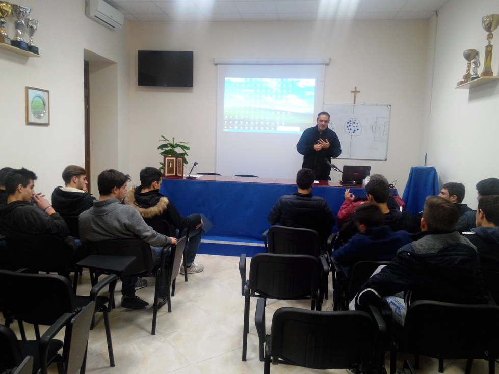 L’AIA di Locri incontra la squadra di calcio della città. Un incontro formativo a tutto tondo tra AIA e A.C. Locri 1909