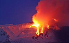 Torna ad eruttare l'Etna. La cenere nera impedisce i voli da Catania