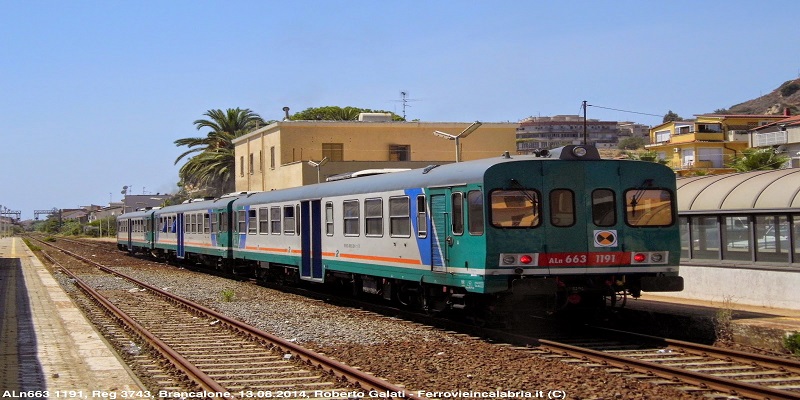 Turisti sorpresi ad attraversare i binari sulla tratta ferroviaria Locri- Brancaleone- Roccella Jonica: sanzionati dalla Polizia di Stato.