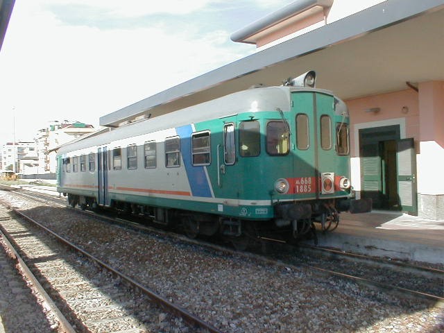 Sassi contro treno, fermato.