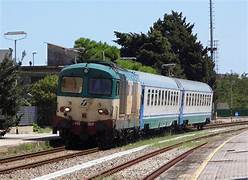 Roccella treno investe due persone  all'altezza di contrada lacchi